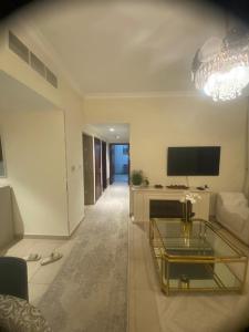 TV a/nebo společenská místnost v ubytování Ajman Corniche Residences