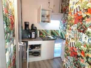 eine kleine Küche mit Spüle und Kühlschrank in der Unterkunft 1-ZApp "TRENDHAUS-1" Zentrum! in Hofgeismar