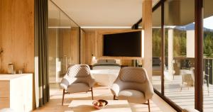 Телевизор и/или развлекательный центр в Alma Alpina Lodge, Adults Only, Ab Dezember 2025