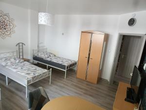 Zimmer mit 2 Betten und einem Schrank in der Unterkunft 1-ZApp "TRENDHAUS-1" Zentrum! in Hofgeismar