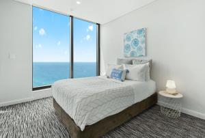 Un dormitorio con una cama con vista al mar. en Skyhigh Suite with Ocean Views - Pet Friendly, en Gold Coast 28 fotos más