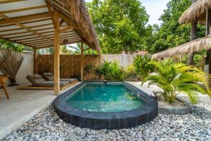una piscina en medio de un patio en Villa Maiya, en Gili Air