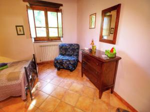 Кровать или кровати в номере Rustic Holiday Home in Ortignano with Swimming Pool
