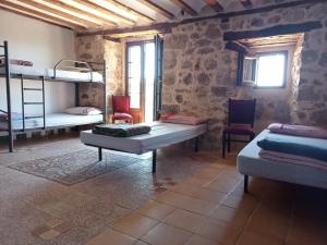 a room with two bunk beds and a table at Albergue de peregrinos Casa Nostra in Castrojeriz