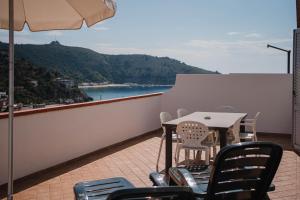 a table and chairs on a balcony with a view of the water at Residence Riviera in Palinuro