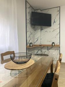 ein Esszimmer mit einem Tisch und einer Schüssel darauf in der Unterkunft El Rincón de Elena II in Cazorla