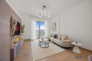 una sala de estar con un sofá y una mesa en Boho Bayfront 1BR in La Sirene 2 Seaport View, en Dubái 37 fotos más