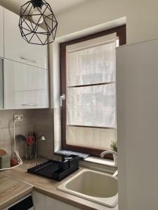 een keuken met een spoelbak en een raam bij Deluxe studio beach Lazur in Boergas