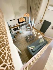z widokiem na salon z niebieską kanapą w obiekcie panos luxury apartment w Heraklionie