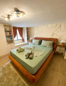 sypialnia z łóżkiem z dwoma pluszakami w obiekcie panos luxury apartment w Heraklionie