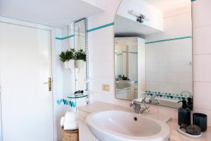 łazienka z umywalką i lustrem w obiekcie Delizioso Loft a Forte Stella, Isola d'Elba w mieście Portoferraio +26 zdjęć