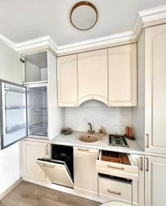 eine Küche mit weißen Schränken und einer Spüle in der Unterkunft Bridge Apartments- STUDIO 7 in Besenic + 10 Fotos