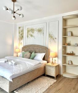 ein Schlafzimmer mit großem Bett und Fenster in der Unterkunft Bridge Apartments- STUDIO 7 in Besenic