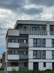 ein weißes Gebäude mit einer Pflanze darauf in der Unterkunft Bridge Apartments- STUDIO 7 in Besenic
