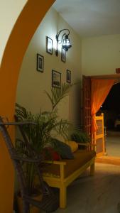 un soggiorno con un divano e una pianta di hotel kishangarh jaisalmer a Jaisalmer