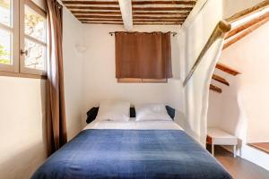 Un dormitorio con una cama azul en una habitación. en Villa Bim, en Bonnieux 55 fotos más