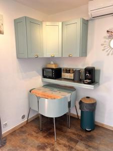 A cozinha ou kitchenette de STUDIO POOL HOUSE MDT 2 ETOILES VUE MER PANORAMIQUE AMAZING SEA VIEW WIFI LINGE LINEN INCLUT AIRCONDITIOn