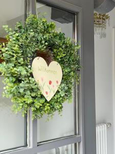 a wreath with a heart on a window at Refugium 12 in Neustadt an der Weinstraße