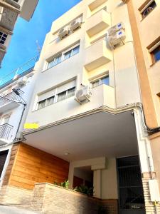 ein weißes Gebäude mit Balkonen in der Unterkunft El Rincón de Elena II in Cazorla