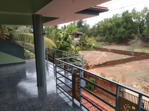 - un balcon avec vue sur la cour dans l'établissement Alpha Homestay, à Kāsarkod 10 autres photos