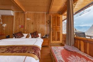 香格里拉TIBET Guest house 虎跳峡卓玛客栈的美景客房内的两张床