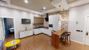 Kuchyň nebo kuchyňský kout v ubytování Port Rivoli Hotel Baku