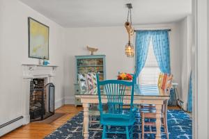ストーニントンにあるSunny Historic 3 BR Townhouse in Downtown Mysticのダイニングルーム(青いテーブルと椅子付)
