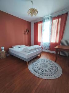 Ένα ή περισσότερα κρεβάτια σε δωμάτιο στο Maison au calme dans Bergerac proche du centre et des services