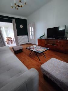 Μια τηλεόραση ή/και κέντρο ψυχαγωγίας στο Maison au calme dans Bergerac proche du centre et des services