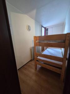 a small bedroom with a bunk bed in a room at L'appart du Pic du Midi -pied des pistes La Mongie in Bagnères-de-Bigorre