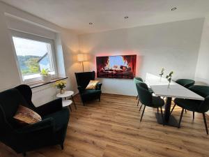 ein Wohnzimmer mit Tisch und Stühlen in der Unterkunft harmony holiday, Pension in Kerschenbach