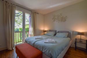 Una cama o camas en una habitación de Domaine d'Essendiéras 232 fotos más