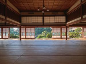 柳川奥哈纳酒店的建筑中带大窗户的空房间