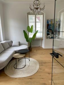 a living room with a couch and a table at Refugium 12 in Neustadt an der Weinstraße