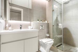 ein Badezimmer mit Toilette, Waschbecken und Dusche in der Unterkunft Business Bay Studio Near Dubai Mall, Burj Khalifa & Downtown Hotspots in Dubai + 21 Fotos