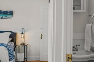 ストーニントンにあるSunny Historic 3 BR Townhouse in Downtown Mysticのバスルーム(シンク、ベッド、バスタブ付) +25枚の写真