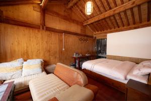 TIBET Guest house 虎跳峡卓玛客栈客房内的一张或多张床位