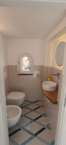 Ένα μπάνιο στο "Casa laurus" house with large terrace in the center of Amalfi +23 φωτογραφίες