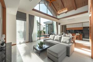 un salon avec un canapé et une table dans l'établissement V186 Quiet Glamour Oasis 4BR Poolside Sanctuary, à Laguna Phuket