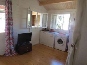 a laundry room with a washer and dryer at Bungalow Chalet du Lagon proche lagon La Saline in Saint-Paul