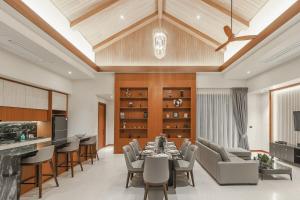 une grande salle à manger avec une table et des chaises dans l'établissement V186 Quiet Glamour Oasis 4BR Poolside Sanctuary, à Laguna Phuket