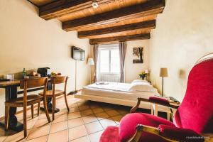 Rúm í herbergi á Aux chambres du Banneret