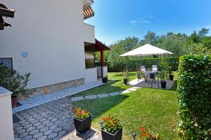 Ogród w obiekcie Apartmani Irena Arvaj