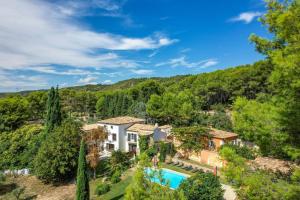 an aerial view of a house with a pool and trees at Les Calanques - Mas des Sous-Bois in Ventabren