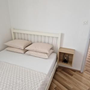 En eller flere senge i et værelse på APARTMAN IVA