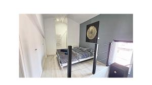 a small bedroom with a bed in a room at CHAL6 Apt moderne à 200m du Capitole in Toulouse