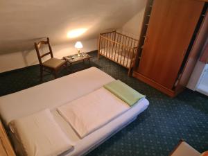 Una cama o camas en una habitación de HOTEL Jerolitsch