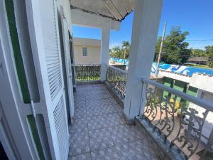 a balcony of a house with a railing at Casa Sobrado com Piscina in Bertioga