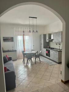 Η κουζίνα ή μικρή κουζίνα στο Casa Oristano Mare & Citta' bis