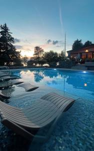 Bazén v ubytování Lago Hotel nebo v jeho okolí